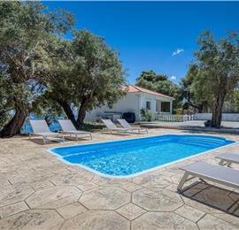 4 bedroom villa with pool by the sea, near Corfu town, sleeps 8